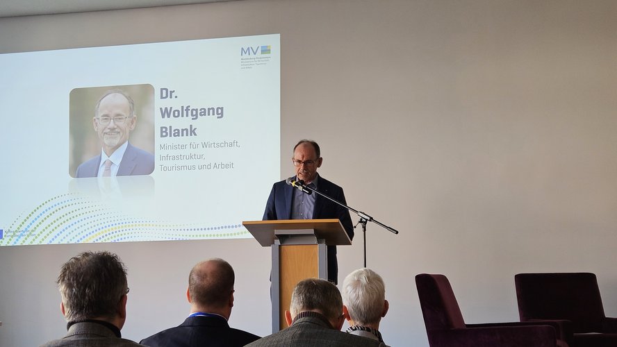 Titelbild zum News-Artikel Neue Transformationsförderung – KI in der Arbeitswelt